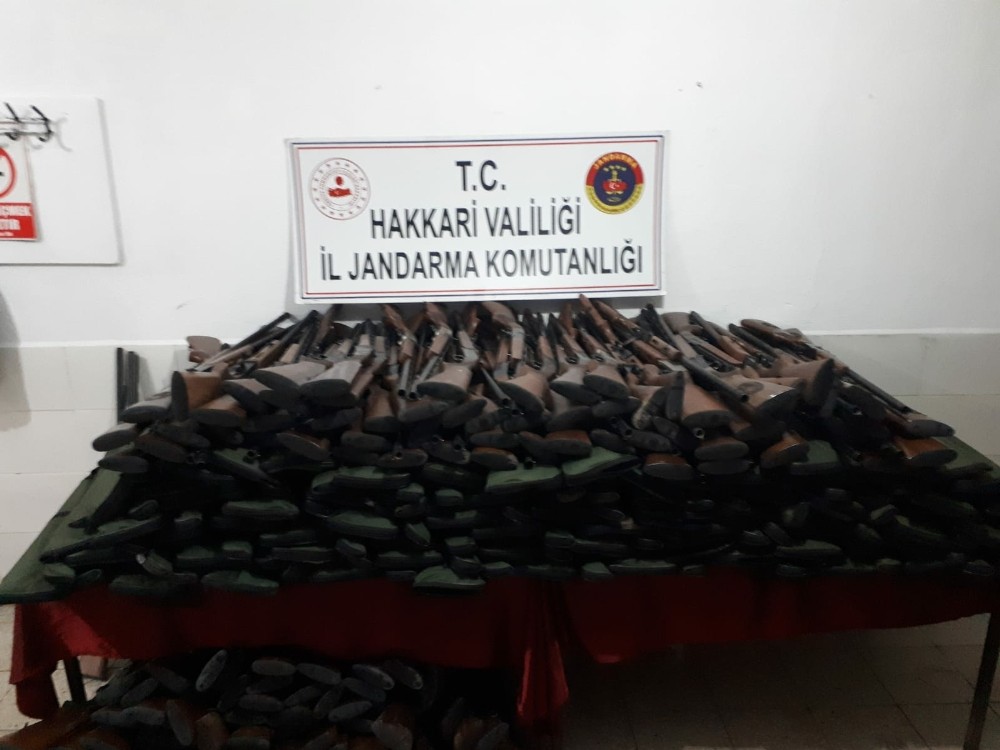 Yüksekova’da av tüfeği ve ağız maskesi ele geçirildi 
