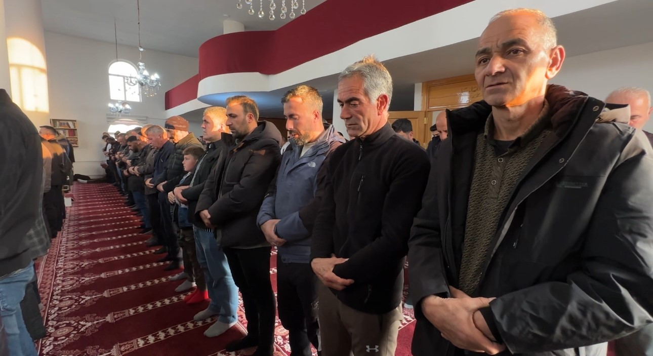 Yüksekova’da bayram namazında vatandaşlar camileri doldurdu