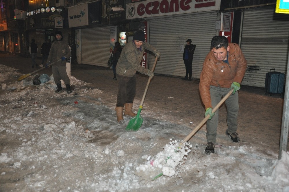 Yüksekova’da belediyesinin gece mesaisi 