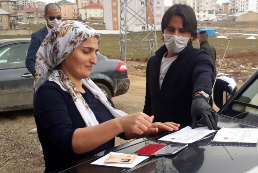 Yüksekova’da bin TL’lik yardımlar hak sahiplerine ulaştırılıyor 