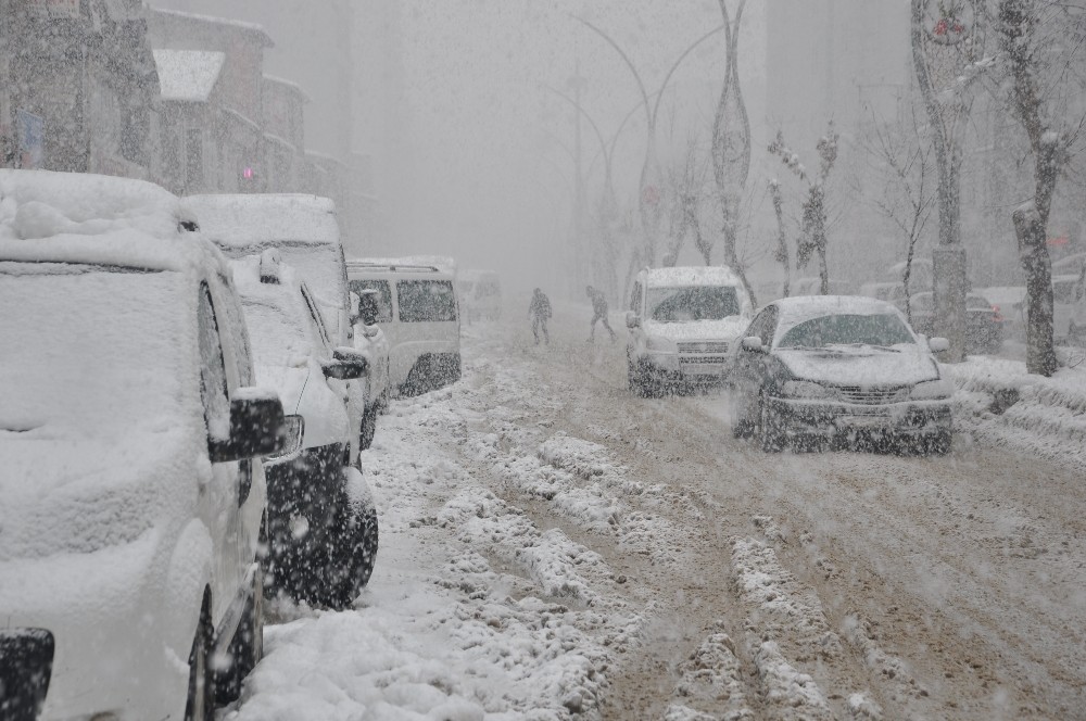 Yüksekova’da cadde ve kaldırımlara kar atanlara ceza 
