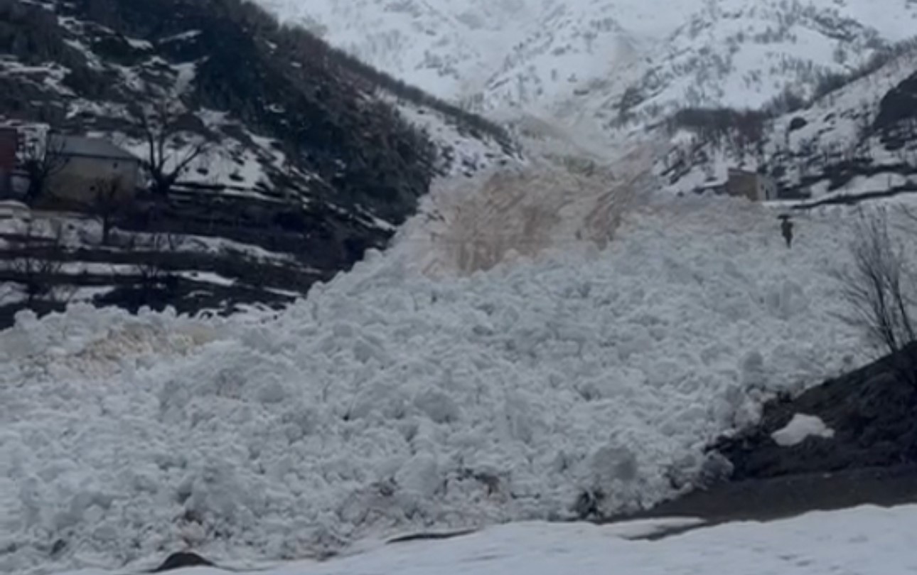 Yüksekova’da çığ paniği: Köy halkı faciadan döndü