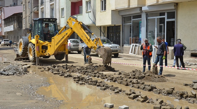 Yüksekova’da elektrik telleri yer altına alınıyor