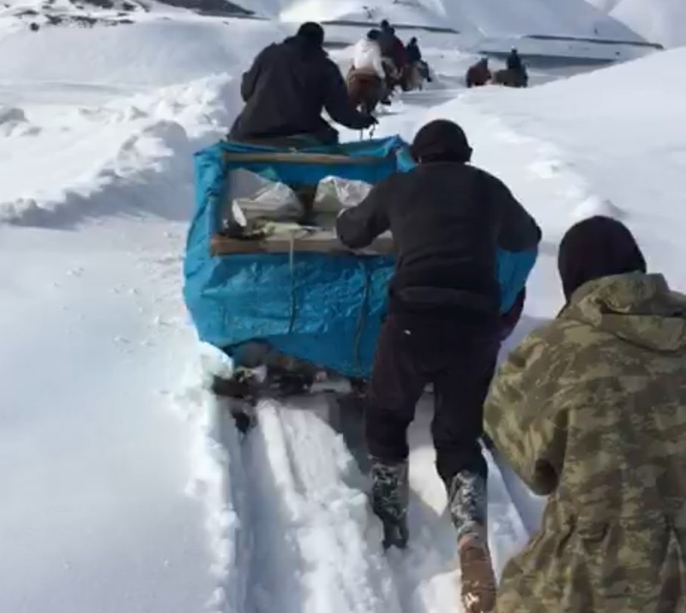 Yüksekova’da hastayı atlı kızakla 13 kilometre taşıdılar 