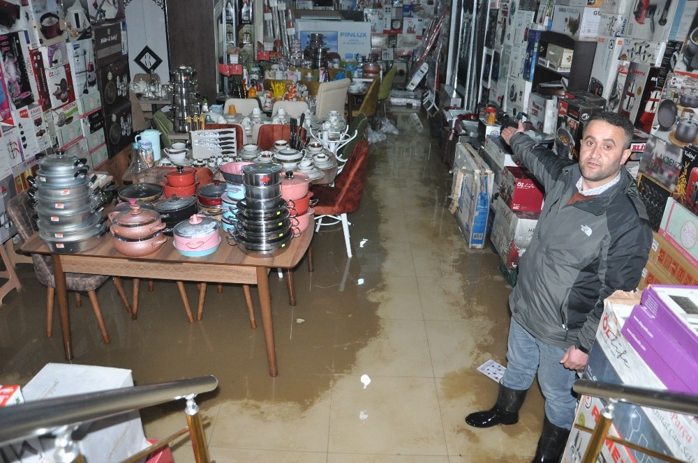 Yüksekova’da iş yeri sular altında kaldı 