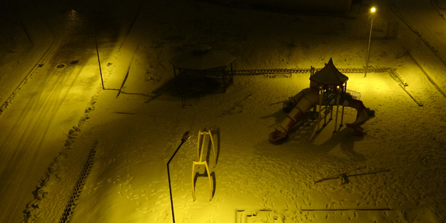 Yüksekova'da kar yağışı her yeri beyaza bürüdü