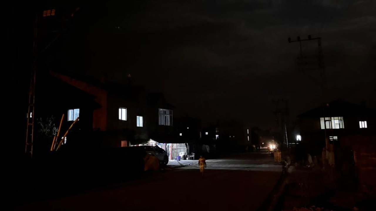 Yüksekova’da karanlık sokak tepkilere neden oldu