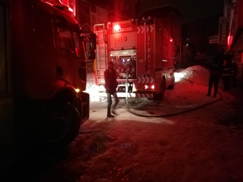 Yüksekova’da korkutan yangın 