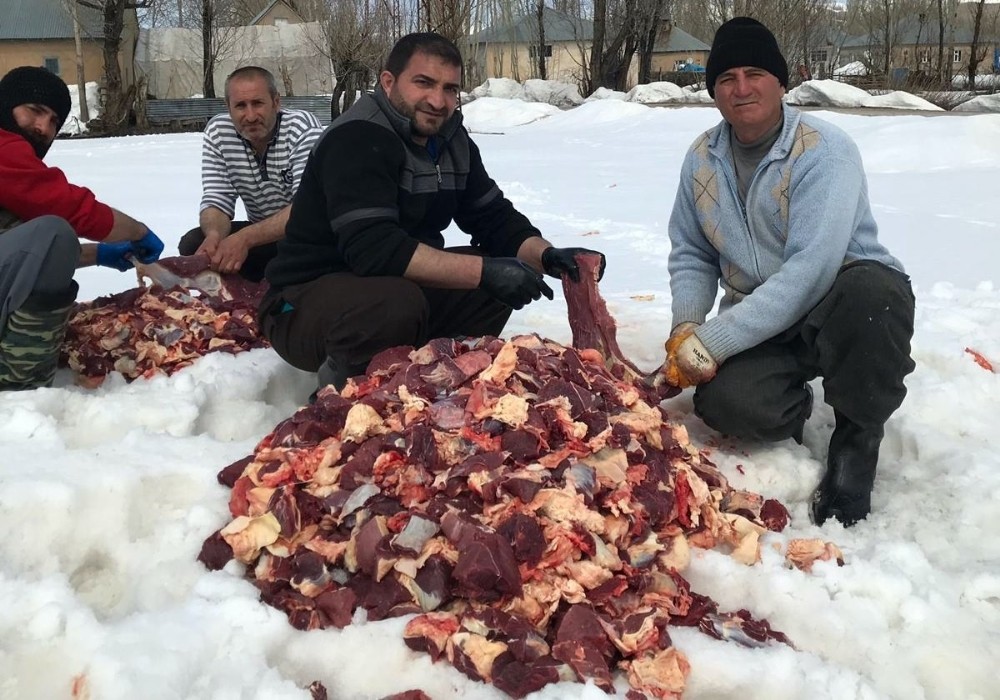 Yüksekova’da korona virüsüne karşı kurban kesilip dua edildi 