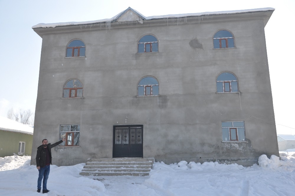 Yüksekova’da köy camii hayırseverlerin halı yardımını bekliyor 