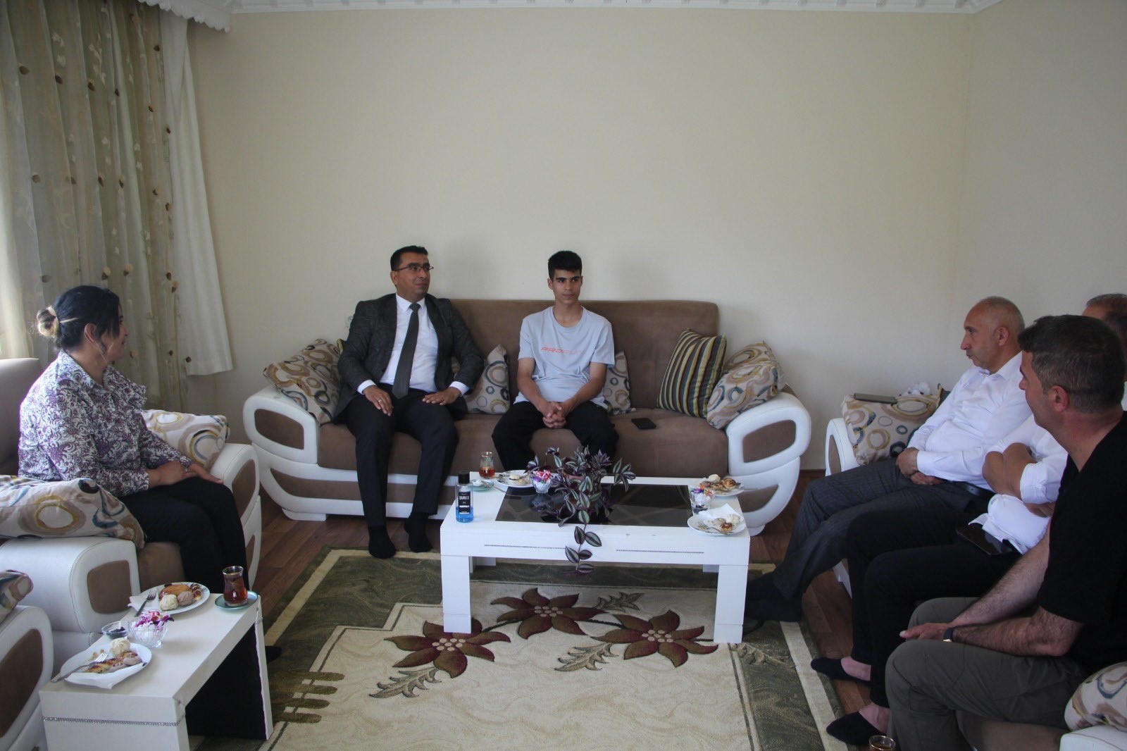 Yüksekova’da LGS’de birinci çıkan Yusuf Samet Kaya’ya evinde tebrik ziyareti yapıldı