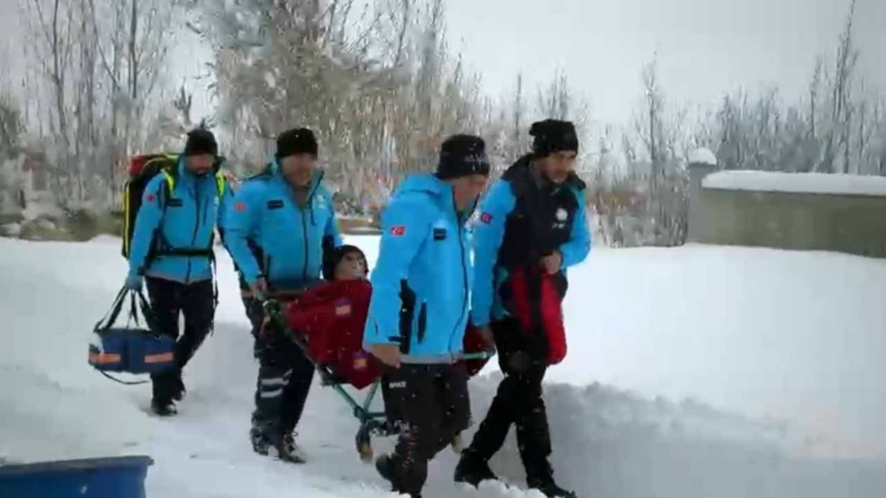 Yüksekova'da nefes kesen operasyon! Yollar kapandı, ekipler seferber oldu: 76 yaşındaki hasta için zamanla yarıştılar