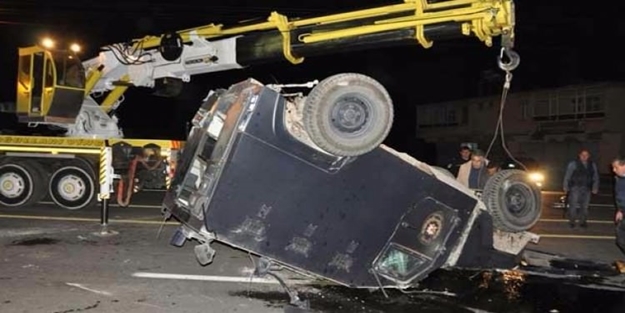 Yüksekova'da polis aracı devrildi