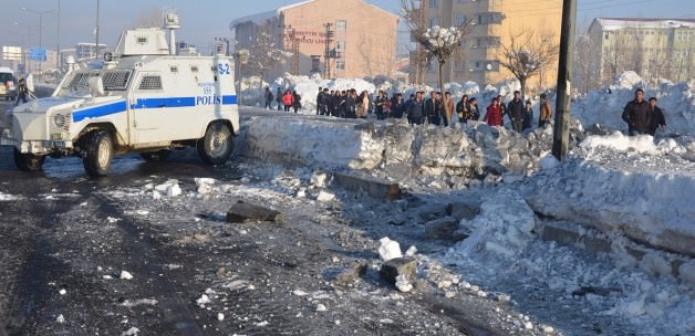 Yüksekova'da polis aracına bombalı saldırı!