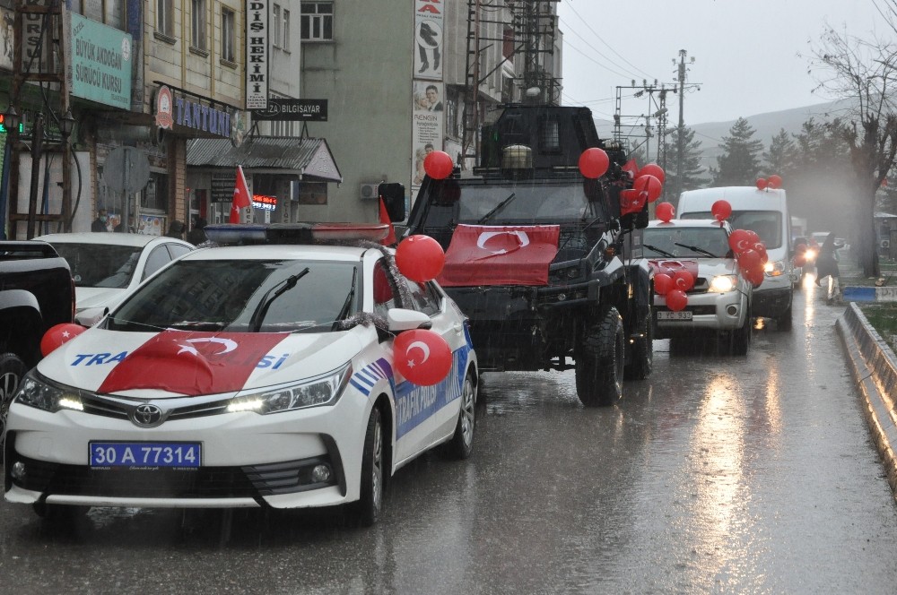 Yüksekova’da resmi araçlar süslenip sokak sokak gezilerek 23 Nisan kutlandı 