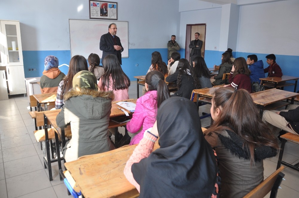 Yüksekova’da ‘Sınıfınızda 5-10 dakika, 5-10 kelam edelim mi’ programı başlatıldı 