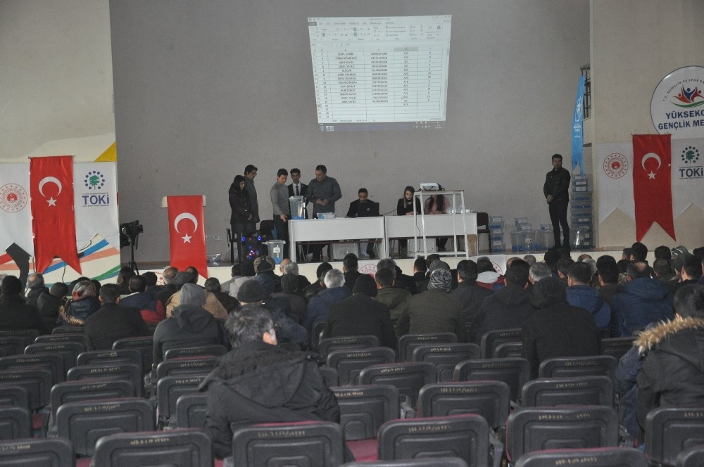 Yüksekova’da TOKİ konutları için kura çekimi 