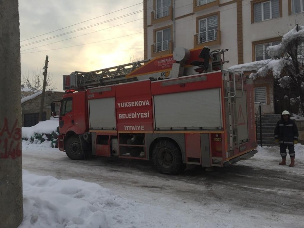 Yüksekova’da yangın korkuttu 