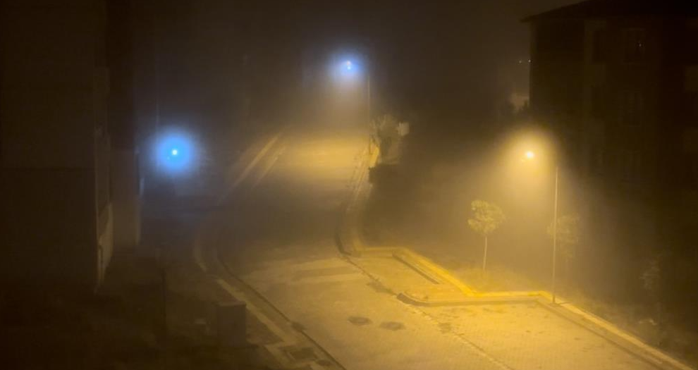 Yüksekova'da yoğun sis: Görüş mesafesi 20 metreye kadar düştü