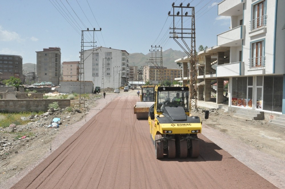 Yüksekova’da yol çalışması devam ediyor 