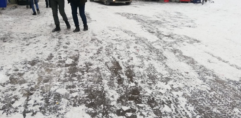 Yüksekova’da yollar buz pistine döndü 