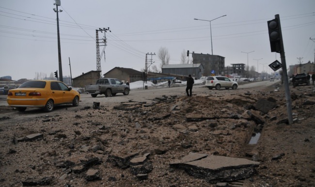 Yüksekova’da zırhlı polis aracına bombalı saldırı