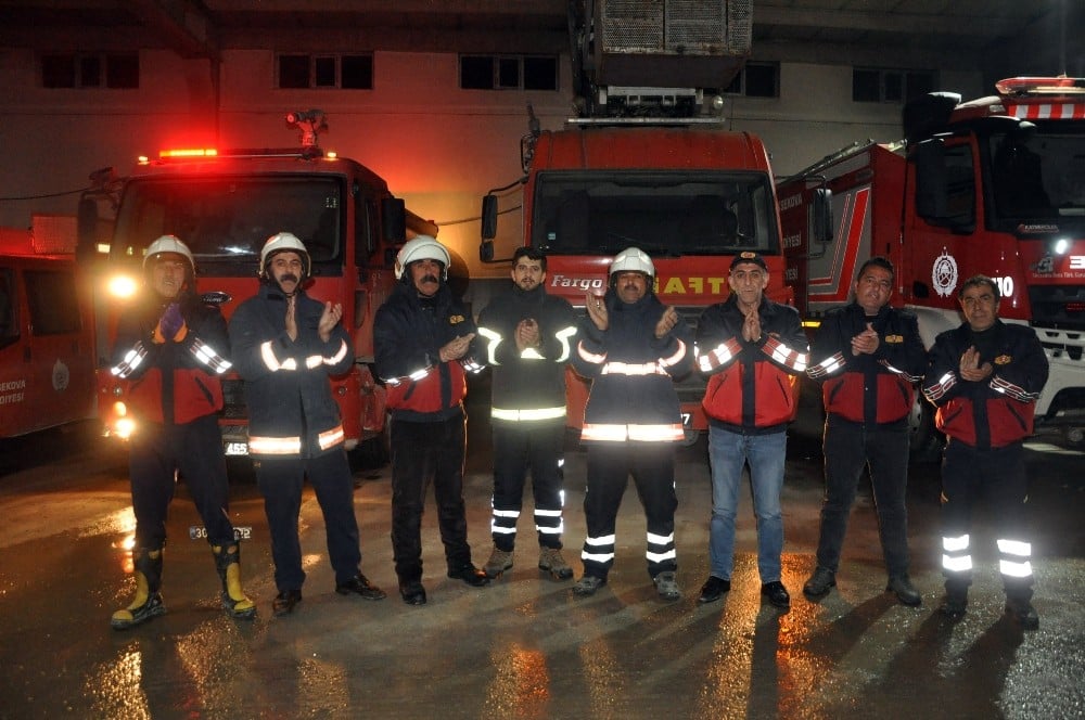 Yüksekova’daki itfaiyecilerden sağlık çalışanlarına alkışlı destek 