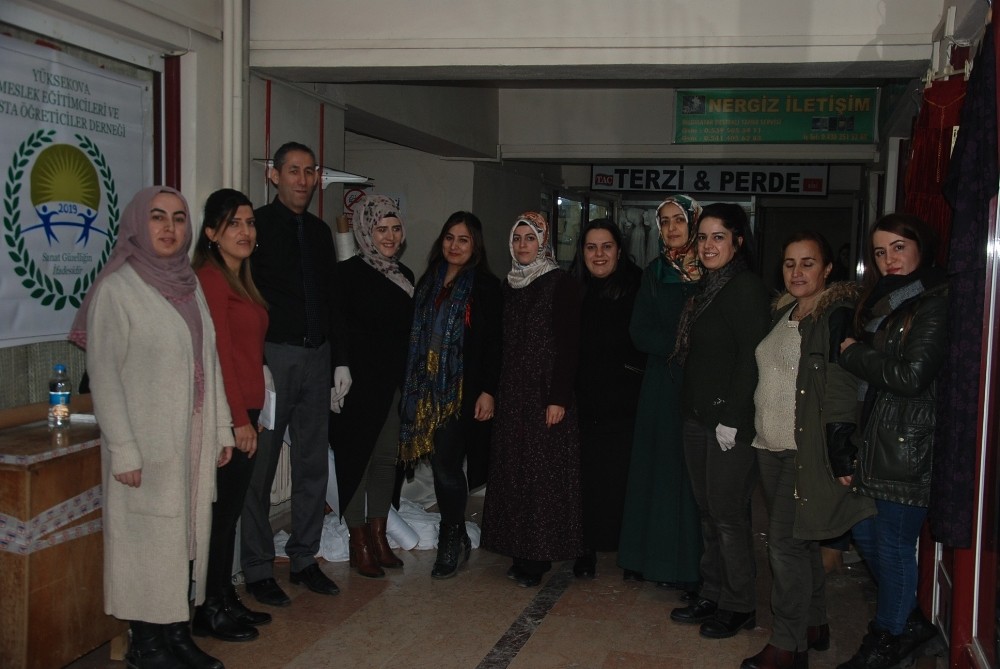 Yüksekova’daki kursiyerlere kumaş desteği 
