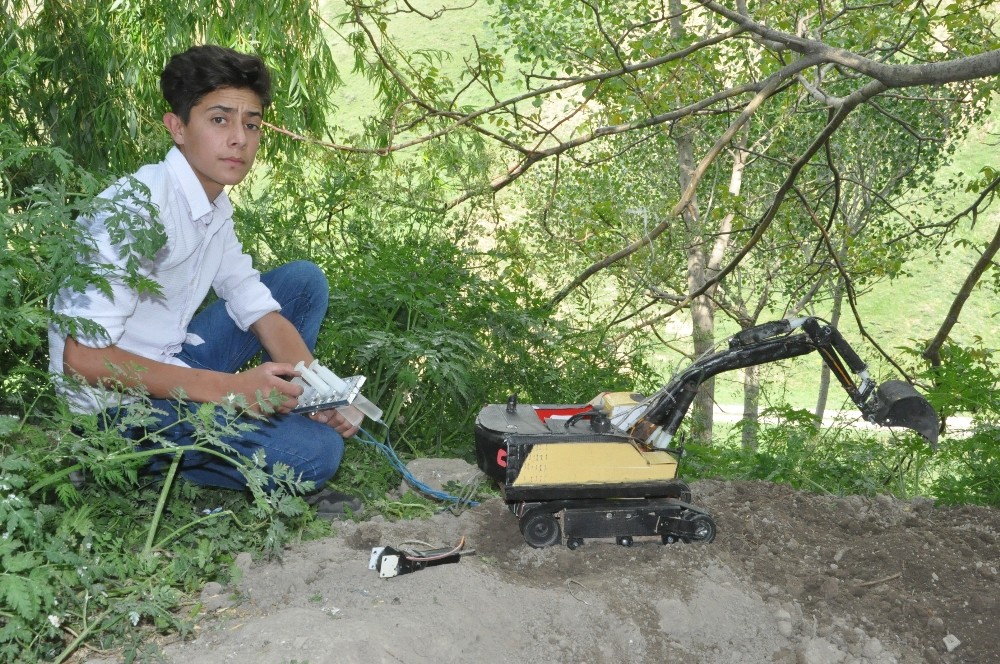 Yüksekovalı genç hurda malzemelerden oyuncak ekskavatör yaptı 