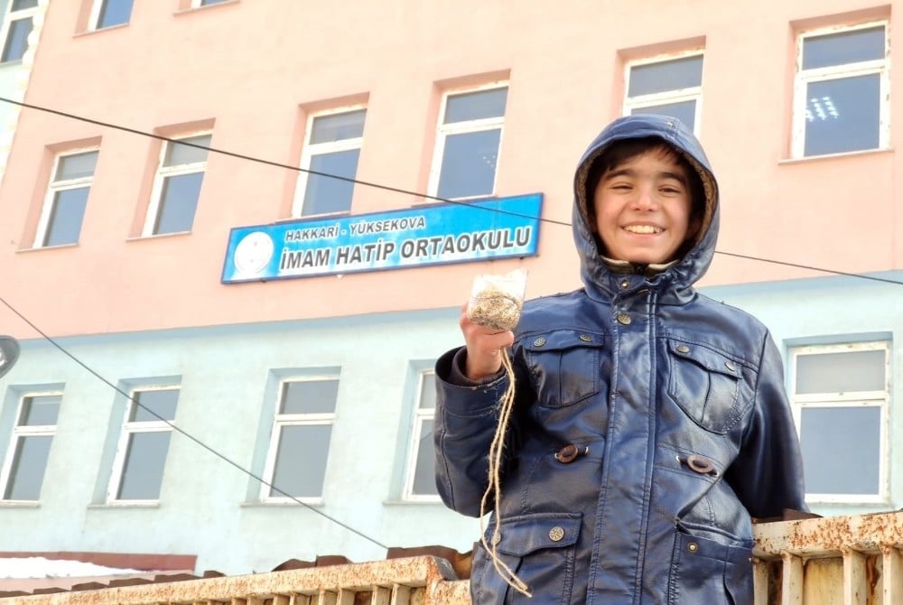 Yüksekovalı öğrenciler kuşlar için yemlik yaptı 