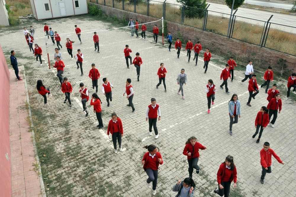 Yüksekovalı öğrenciler yeni eğitim yılına dansla başladı 