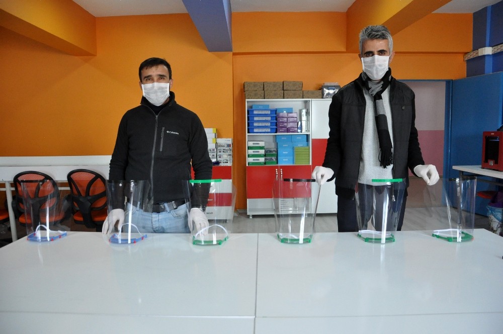 Yüksekovalı öğretmenlerden siperlik maske üretimi 