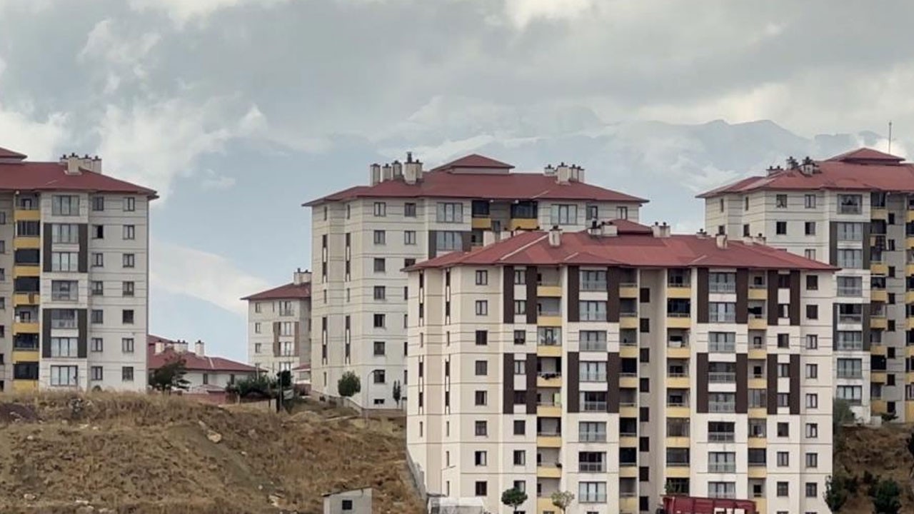 Yüksekova'ya yılın ilk karı düştü