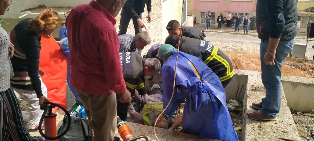 Yüksekten düşen işçiye demir saplandı 