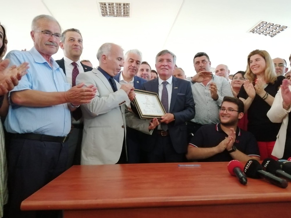 Yüksel Kepenek mazbatasını aldı 