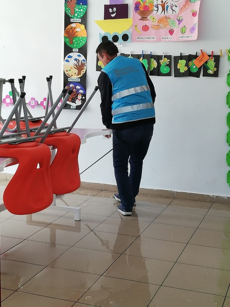 Yükümlülerden okullarda dezenfekte çalışması 