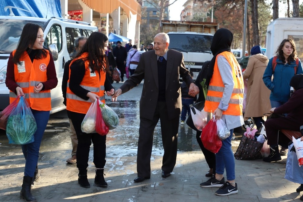 Yükünü taşıyamayan kim varsa ellerinden alıp taşıdılar 