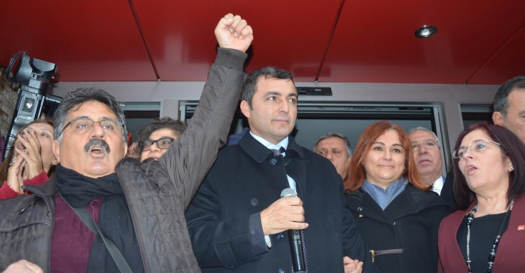 Yumrukçu CHP'li vekile skandal karşılama!