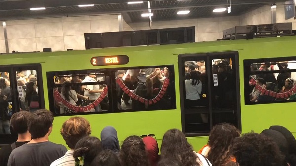 Yumruklar havada uçuştu! Sanki metro vagonu değil ring