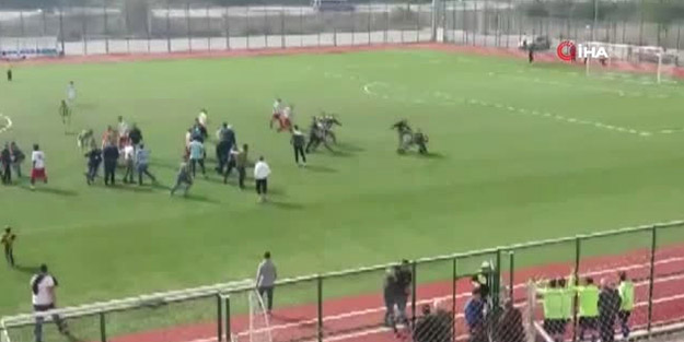 Yumrukların havada uçtuğu maçta 11 futbolcu kırmızı kart gördü