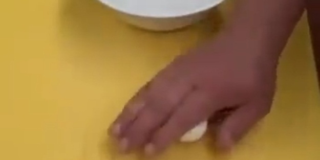 Yumurta soymanın pratik bir yolu daha