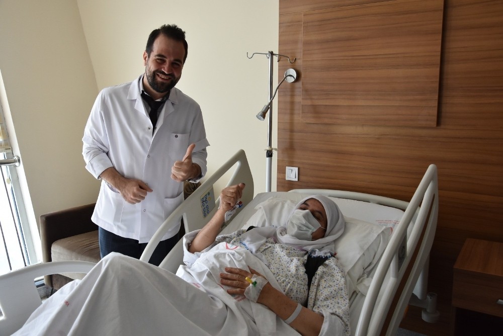 Yumurtalığından futbol topu büyüklüğünde dev tümör çıkarıldı 