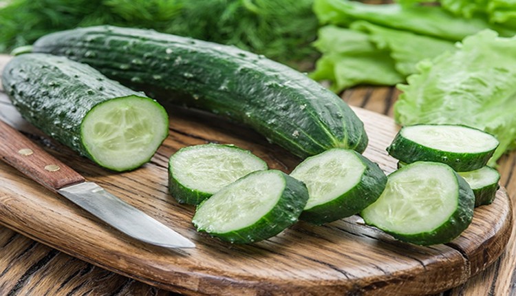 Yumuşayan salatalıkları çıtır çıtır yapan basit yöntem! Çöpe atmak yerine bunu deneyin! Nutkunuz tutulacak