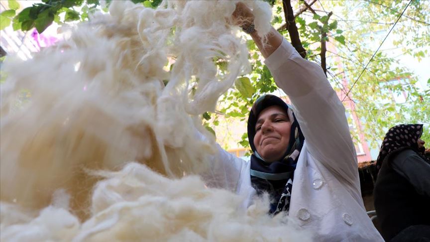 Yün yorganlar kadınların elinde 'imece usulü' ile hazırlanıyor