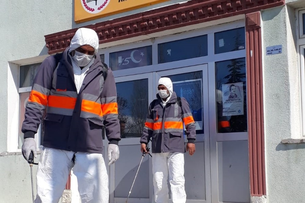 Yunak’ta korona virüsüne karşı ilaçlama çalışmaları devam ediyor 
