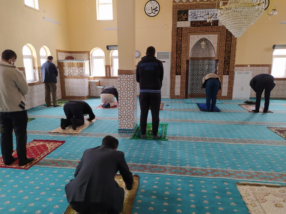 Yunak’ta normalleşme sürecinin ardından ilk cuma namazı kılındı 
