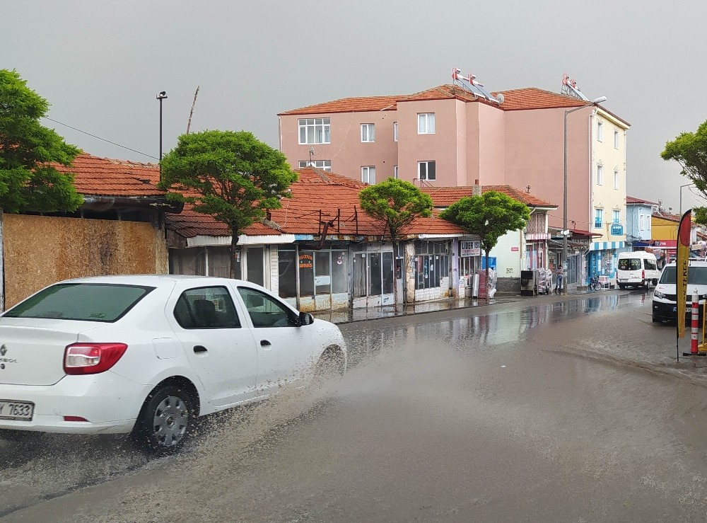 Yunak’ta yağmur yağışı etkili oldu 