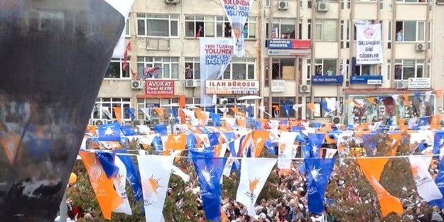 Yunan aşığı CHP'lilerden Davutoğlu'nun mitinginde tuhaf pankart