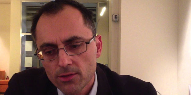 Yunan asıllı profesör ülkesini topa tuttu