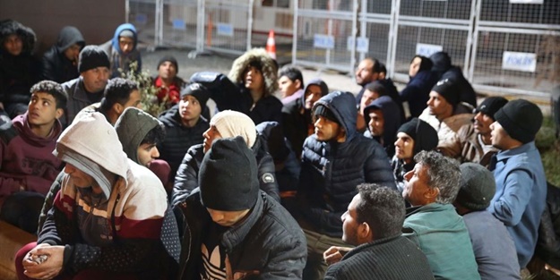 Yunan askerleri mültecileri darbedip zorla Türkiye'ye gönderdi
